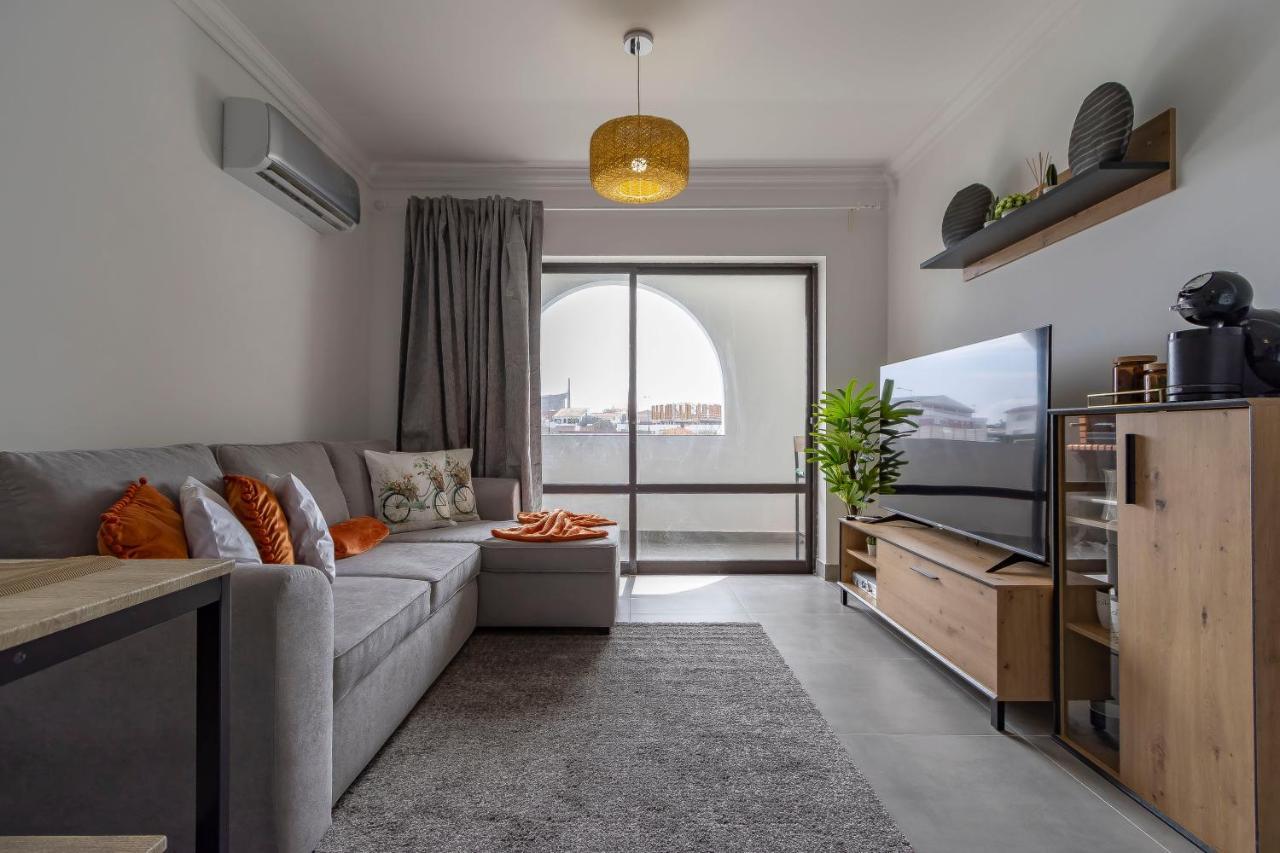 3 Minutes To The Beach, 2 Bedroom Amazing Apt With Balcony, Bbq Grill And Pool ساغريش المظهر الخارجي الصورة